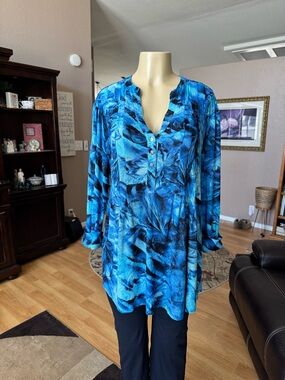 Avenue beautiful shades of blue long roll tab sleeves Vneck tunic-size 14/16